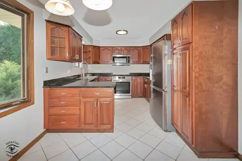 Kitchen - 628 Camelot Dr, Burr Ridge, IL 60527 photo 2 of 4