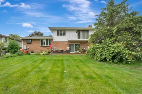 Exterior - 628 Camelot Dr, Burr Ridge, IL 60527 photo 6 of 6