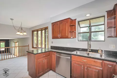 Kitchen - 628 Camelot Dr, Burr Ridge, IL 60527 photo 4 of 4