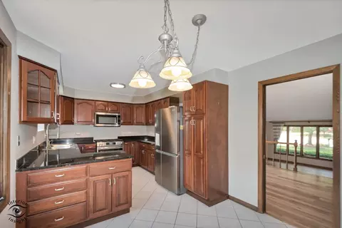 Kitchen - 628 Camelot Dr, Burr Ridge, IL 60527 photo 3 of 4