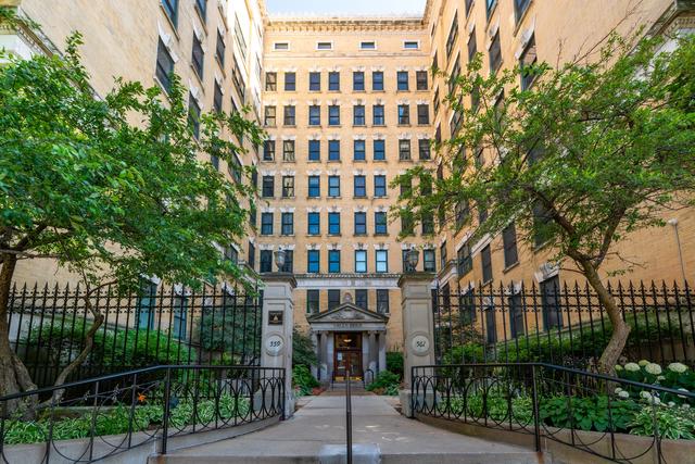 559 W Surf St #704, Chicago, IL 60657