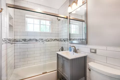 Bath - 320 Deveron Cir, Cary, IL 60013 photo 1 of 2