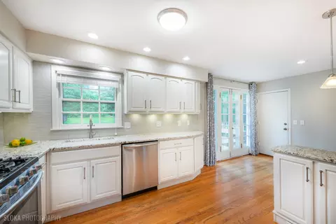 Kitchen - 320 Deveron Cir, Cary, IL 60013 photo 3 of 6