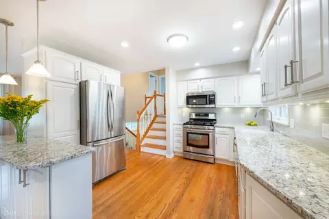Kitchen - 320 Deveron Cir, Cary, IL 60013 photo 5 of 6