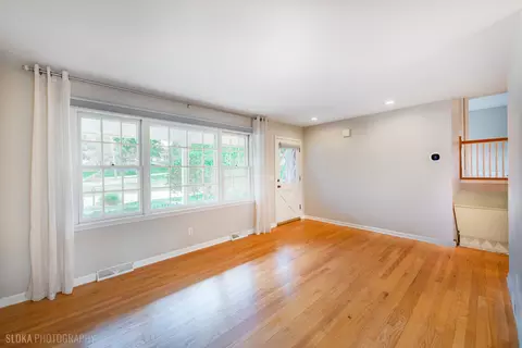 Living - 320 Deveron Cir, Cary, IL 60013 photo 2 of 4