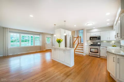 Living - 320 Deveron Cir, Cary, IL 60013 photo 4 of 4