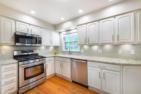 Kitchen - 320 Deveron Cir, Cary, IL 60013 photo 4 of 6