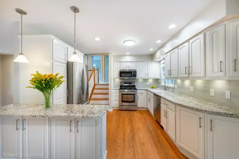 Kitchen - 320 Deveron Cir, Cary, IL 60013 photo 6 of 6