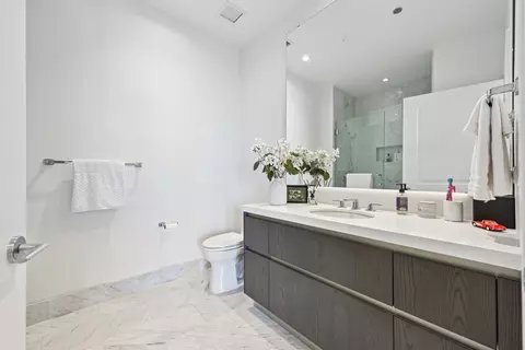 Bath - 363 E Wacker Dr #2204, Chicago, IL 60601 photo 1 of 5