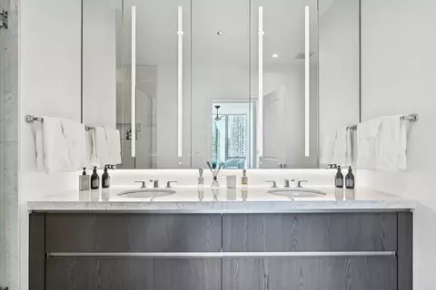 Bath - 363 E Wacker Dr #2204, Chicago, IL 60601 photo 4 of 5