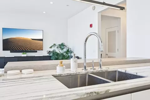 Kitchen - 363 E Wacker Dr #2204, Chicago, IL 60601 photo 4 of 6