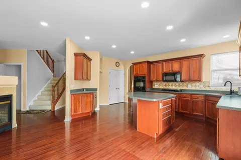 239 Pawtucket Ave, Elgin, IL 60124 photo 13