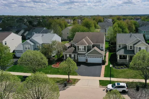 239 Pawtucket Ave, Elgin, IL 60124 photo 2