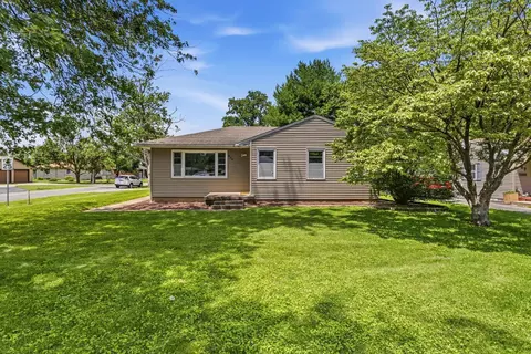 809 S Division St, Mahomet, IL 61853