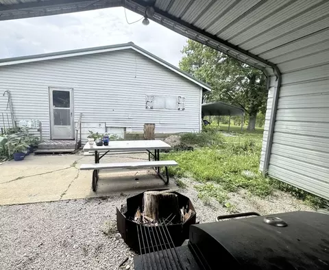 742 Osage Ln, Flora, IL 62839 photo 2