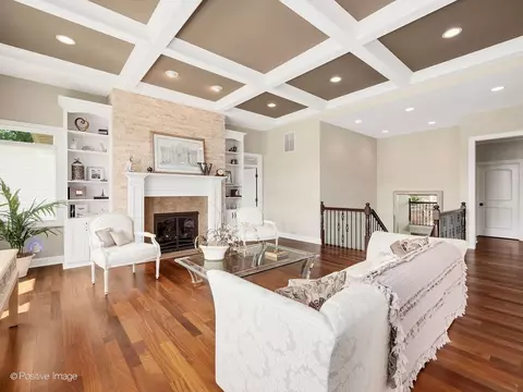 Living - 335 Edgewater Dr, Morris, IL 60450 photo 2 of 6