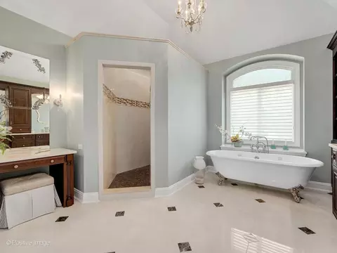 Bath - 335 Edgewater Dr, Morris, IL 60450 photo 4 of 6
