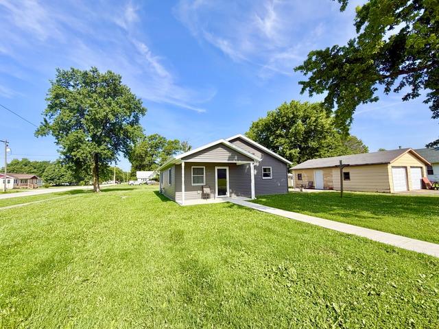 101 N Railroad St, Patoka, IL 62875