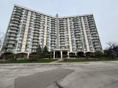 40 N Tower Rd #10M, Oak Brook, IL 60523