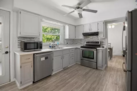 Kitchen - 26 Skyview Dr, Springfield, IL 62702 photo 1 of 2