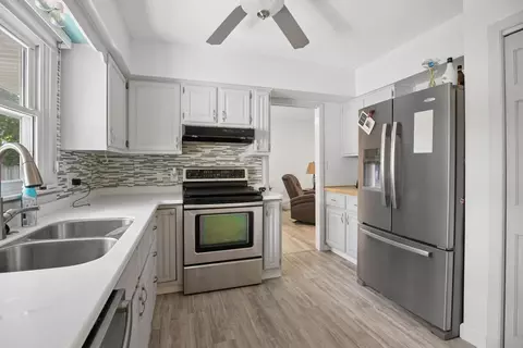 Kitchen - 26 Skyview Dr, Springfield, IL 62702 photo 2 of 2