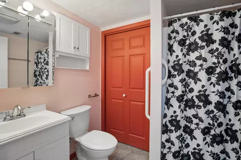 Bath - 26 Skyview Dr, Springfield, IL 62702 photo 2 of 3