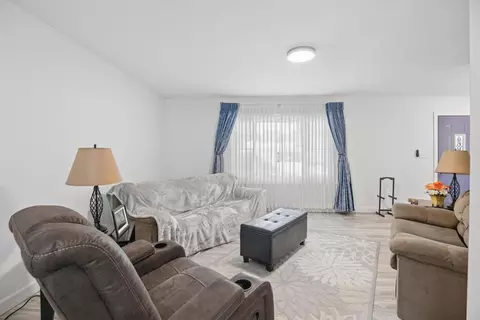 Living - 26 Skyview Dr, Springfield, IL 62702 photo 1 of 3