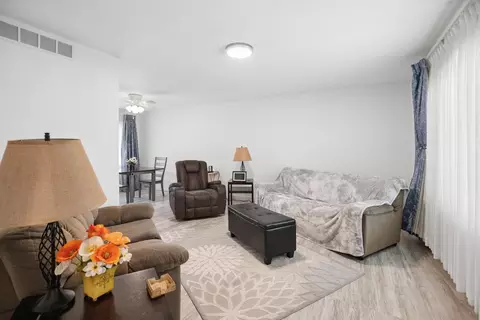 Living - 26 Skyview Dr, Springfield, IL 62702 photo 2 of 3