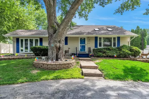 919 Colony Dr, Davenport, IA 52806