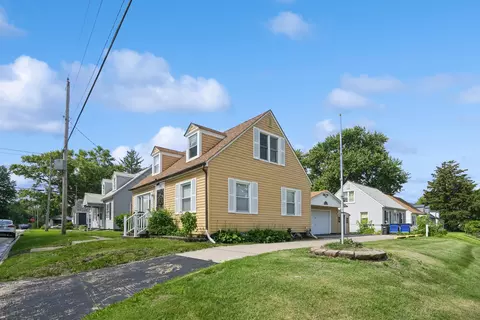 1128 28th St, Bettendorf, IA 52722