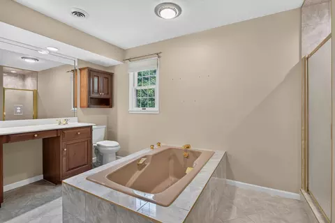 Bath - 906 34 Ave, Moline, IL 61265 photo 8 of 9