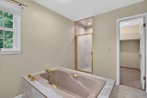 Bath - 906 34 Ave, Moline, IL 61265 photo 7 of 9