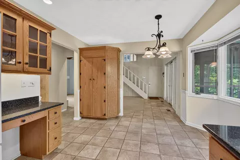 Entry Way - 906 34 Ave, Moline, IL 61265 photo 4 of 5