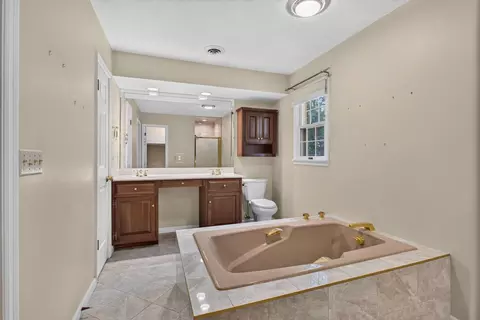 Bath - 906 34 Ave, Moline, IL 61265 photo 5 of 9