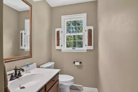 Bath - 906 34 Ave, Moline, IL 61265 photo 1 of 9