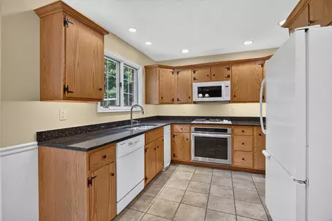 Kitchen - 906 34 Ave, Moline, IL 61265 photo 2 of 3