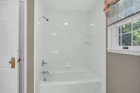 Bath - 906 34 Ave, Moline, IL 61265 photo 3 of 9