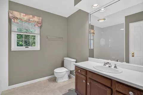 Bath - 906 34 Ave, Moline, IL 61265 photo 2 of 9