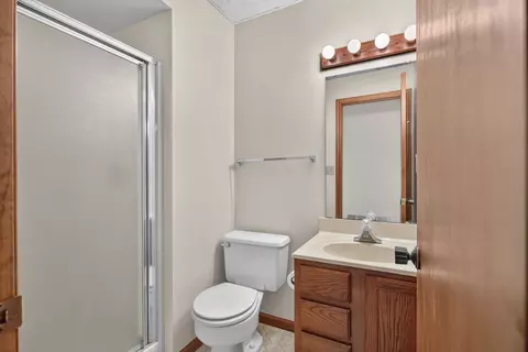 Bath - 906 34 Ave, Moline, IL 61265 photo 9 of 9