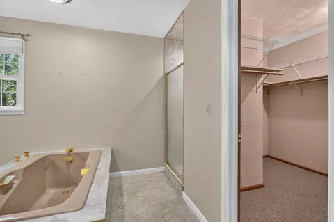 Bath - 906 34 Ave, Moline, IL 61265 photo 4 of 9
