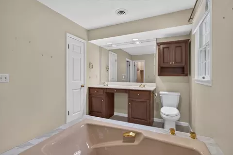 Bath - 906 34 Ave, Moline, IL 61265 photo 6 of 9