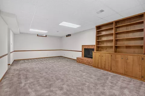 Living - 906 34 Ave, Moline, IL 61265 photo 9 of 11
