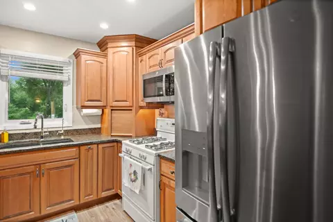 Kitchen - 1225 Winaki Trl, Algonquin, IL 60102 photo 3 of 5
