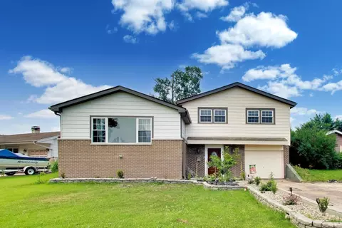 9007 W 92nd St, Hickory Hills, IL 60457