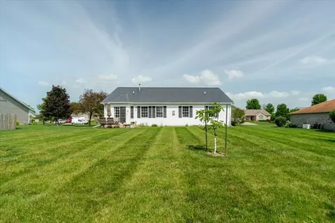 412 Sunset Dr, Colfax, IL 61728 photo 2