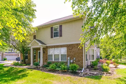 Exterior - 2636 Pondview Dr, Algonquin, IL 60102 photo 4 of 9