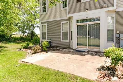 Exterior - 2636 Pondview Dr, Algonquin, IL 60102 photo 6 of 9