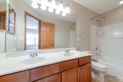 Bath - 2636 Pondview Dr, Algonquin, IL 60102 photo 3 of 3