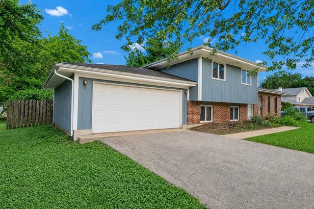 4 N275 Avard Rd, West Chicago, IL 60185