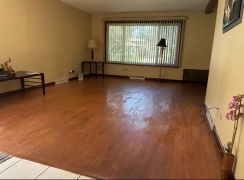 Living - 231 Lincoln Ln, Wheeling, IL 60090 photo 2 of 2